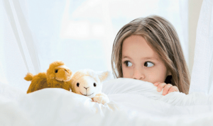 Kind mit Kuscheltieren